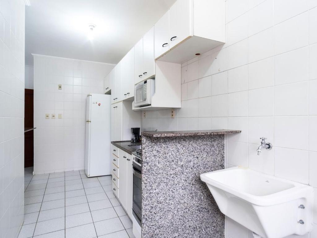 Apartamento Espacoso Com Ar Condicionado E Wi-Fi, A 100 Metros Da Praia - Edificio Estoril Ubatuba Exteriér fotografie
